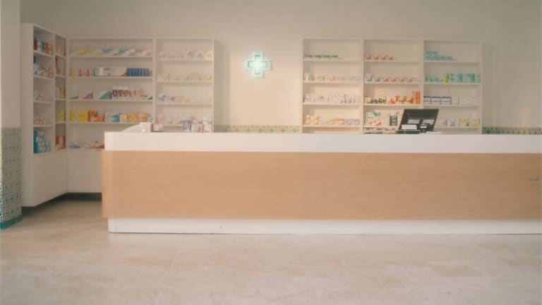 Le comptoir d’une officine, vu de l’entrée